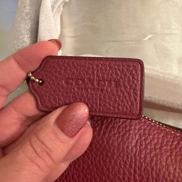 🩷Coach NWT Wine Color Leather Shoulder Bag with crossbody straps & Gold hardware - Picture 5 of 6
